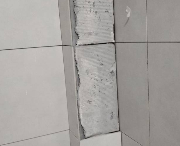 阜城瓷砖空鼓维修公司分享下瓷砖施工前基层浇水润湿程度不足，可能导致以下问题
