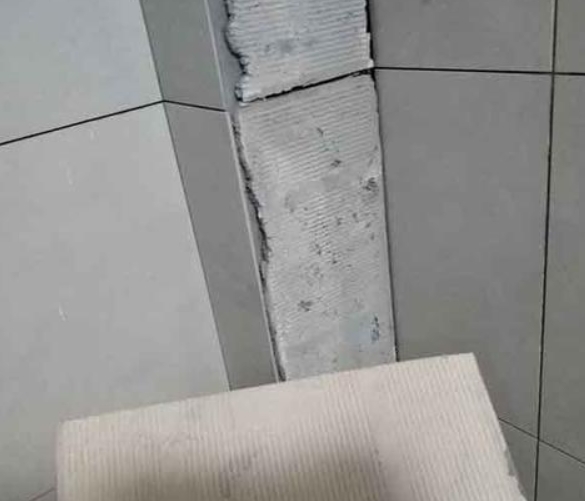 阜城瓷砖空鼓维修公司分享下厨房瓷砖脱落的补救措施。